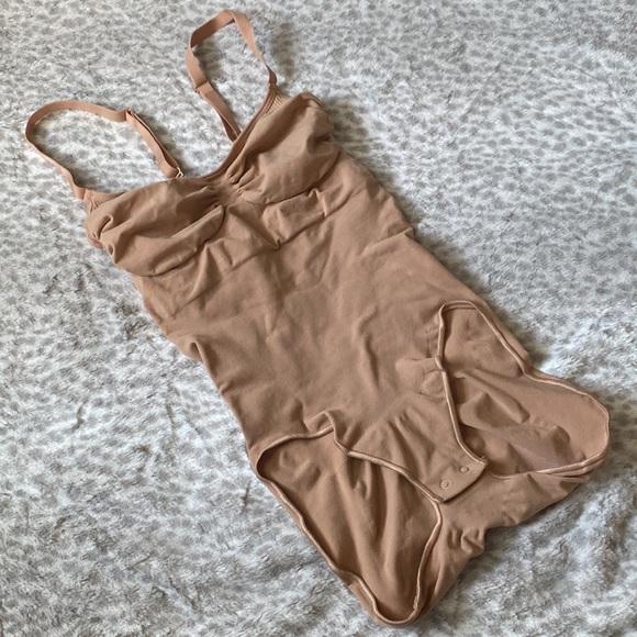 Skims Sculpting Bodysuit - Picture 2 of 8